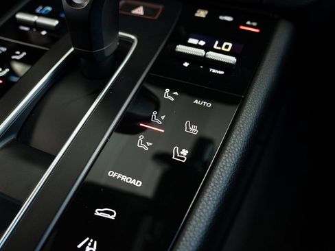 Certified 2024 Porsche Macan AWD/4WD image 17