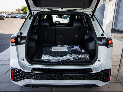 New 2026 Volkswagen Tiguan SE R-Line image 17