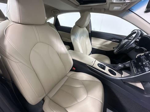 Used 2020 Toyota Avalon XLE w/ Moonroof Package image 24