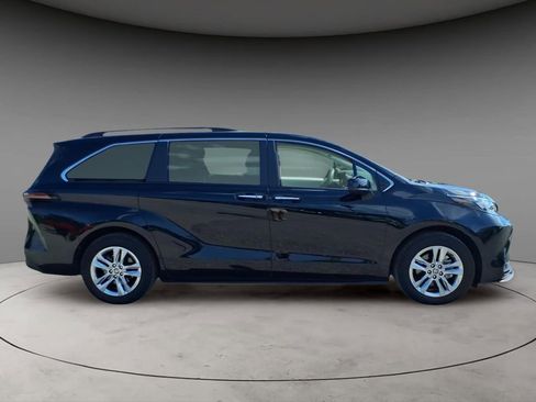 Used 2026 Toyota Sienna XLE AWD/4WD image 10