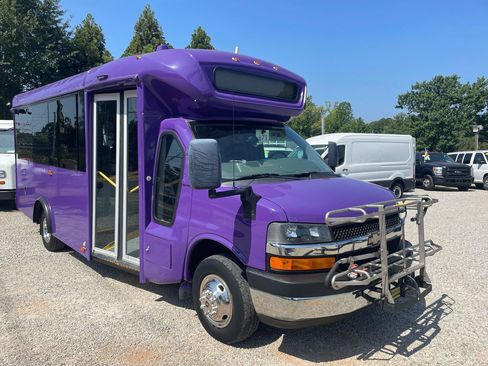 Used 2015 Chevrolet Express 4500 w/ Shuttle Bus Package RWD image 8
