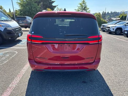 Used 2025 Chrysler Pacifica Limited FWD image 7