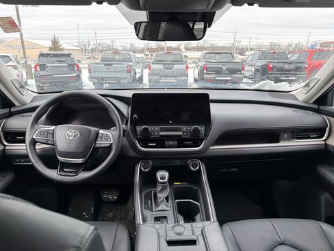 Used 2025 Toyota Grand Highlander AWD image 12