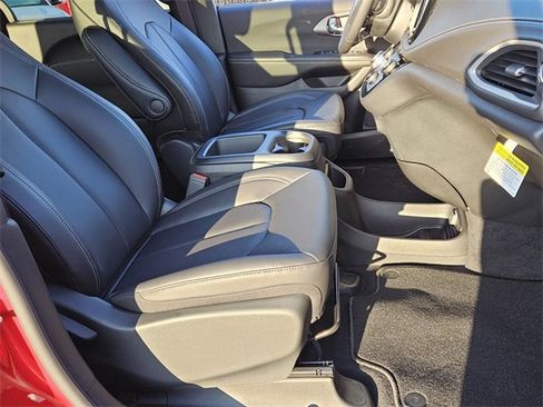 New 2026 Chrysler Pacifica Select image 14
