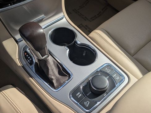 Used 2020 Jeep Grand Cherokee Overland image 16