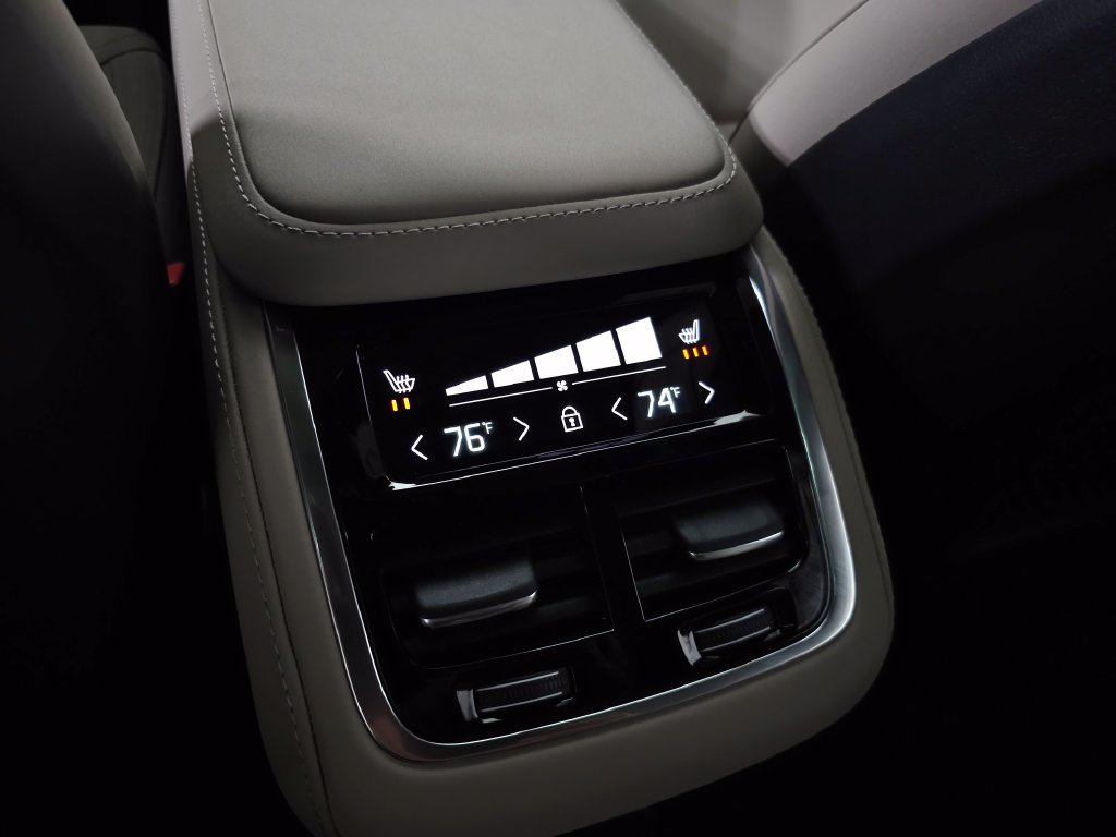 Used 2026 Volvo XC90 T8 Plus w/ Protection Package Premier AWD/4WD image 30