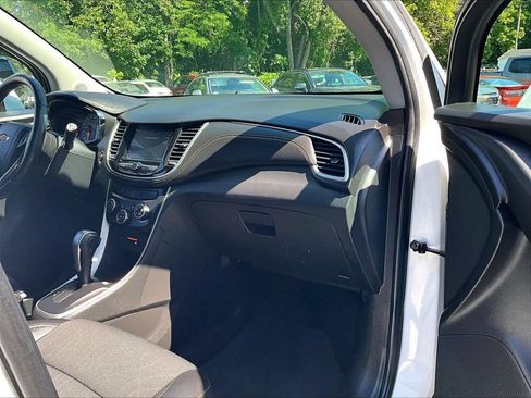 Used 2018 Chevrolet Trax LT w/ LT Convenience Package AWD/4WD image 13