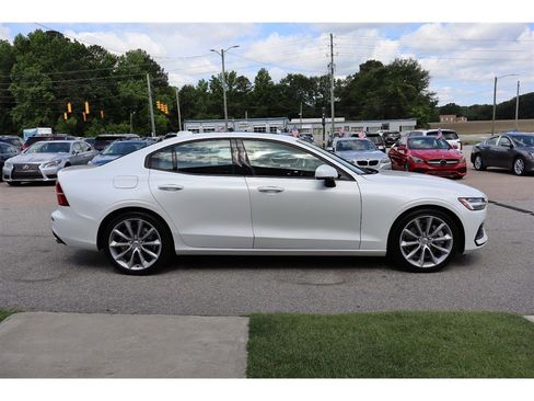 Used 2020 Volvo S60 T6 Momentum AWD/4WD image 9