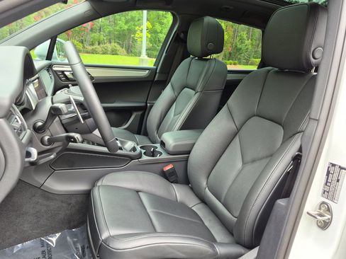 Certified 2026 Porsche Macan AWD/4WD image 5