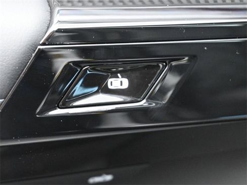 New 2025 BMW 750e xDrive w/ Premium Package image 18