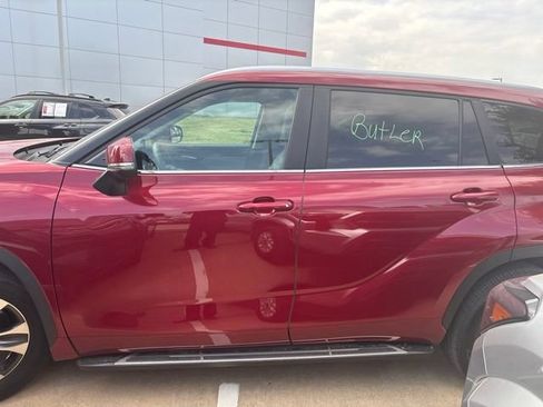 Used 2023 Toyota Highlander XLE FWD image 5