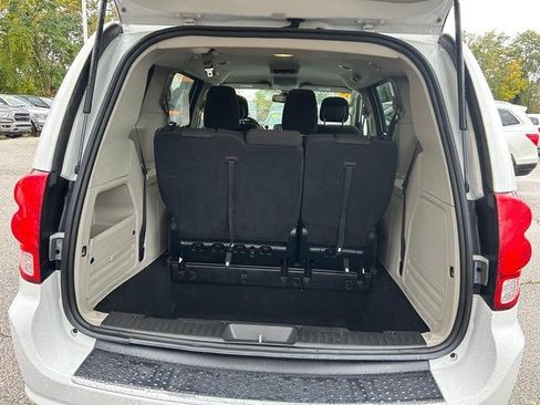 Used 2019 Dodge Grand Caravan SE w/ UConnect Hands-Free Group image 26