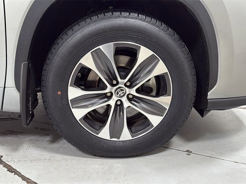 Used 2022 Toyota Highlander XLE image 22
