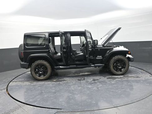 Used 2015 Jeep Wrangler Unlimited Sahara image 42