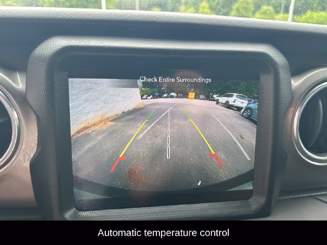 Used 2018 Jeep Wrangler Unlimited Sahara AWD/4WD image 14
