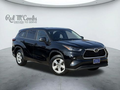 Used 2025 Toyota Highlander LE FWD image 1