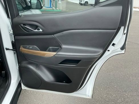 Used 2023 GMC Acadia SLE image 16