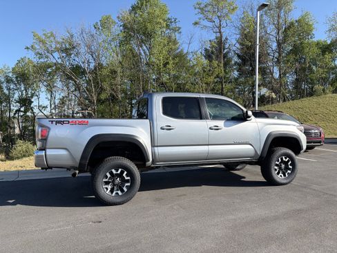 Used 2022 Toyota Tacoma TRD Off-Road AWD/4WD image 8