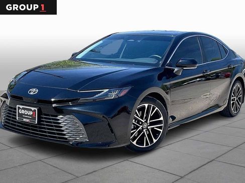 Used 2025 Toyota Camry XLE image 1