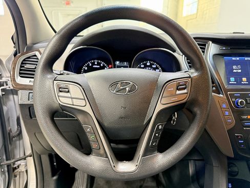 Used 2017 Hyundai Santa Fe SE image 10