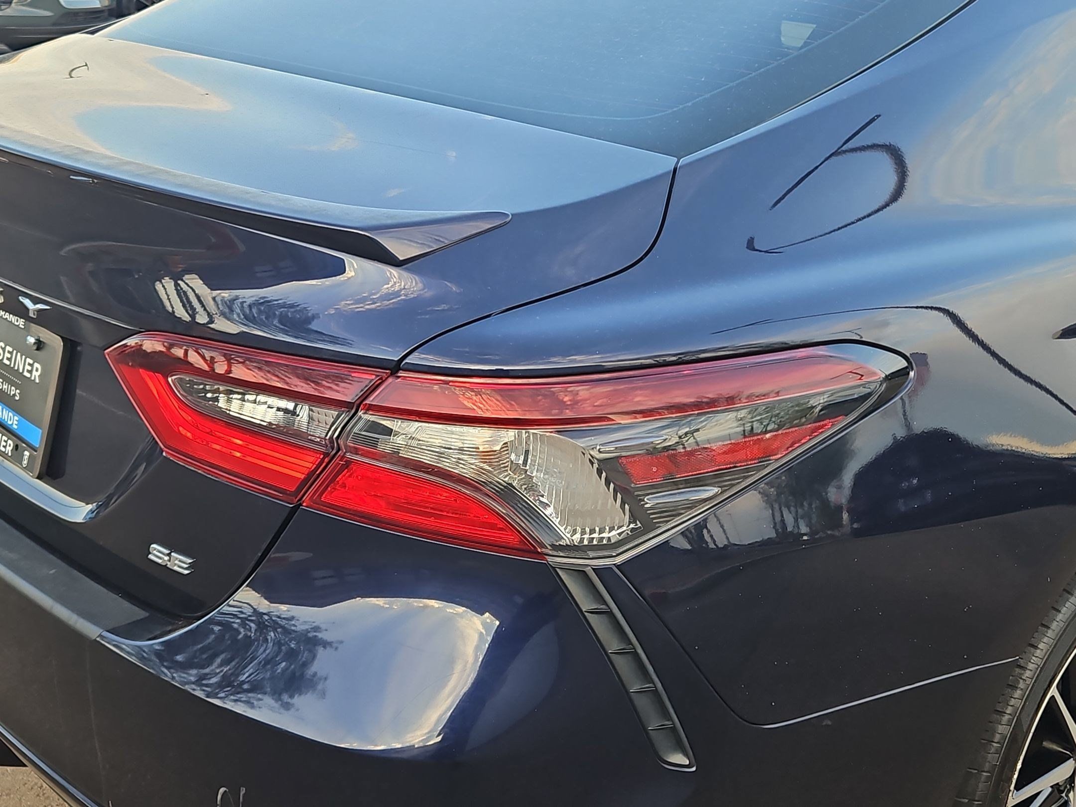 Used 2021 Toyota Camry SE FWD image 11