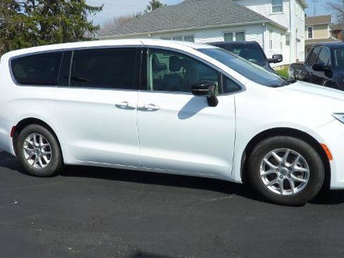 Used 2024 Chrysler Pacifica Touring-L FWD image 1
