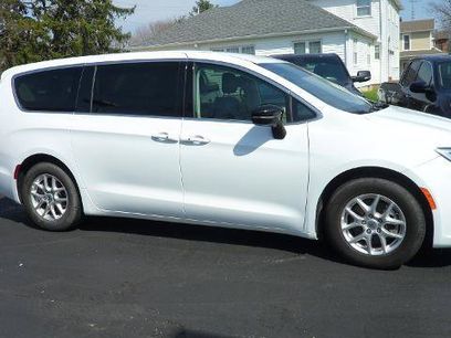 Used 2024 Chrysler Pacifica Touring-L