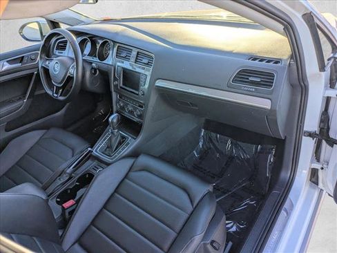 Used 2017 Volkswagen Golf SE image 22