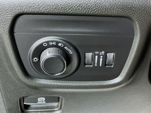 Used 2025 Jeep Grand Cherokee Laredo X w/ Luxury Tech Group I RWD image 12