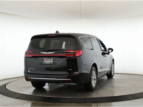 New 2026 Chrysler Pacifica Select AWD/4WD image 7
