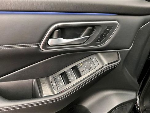 Used 2025 Nissan Rogue Platinum w/ Platinum Premium Package image 32