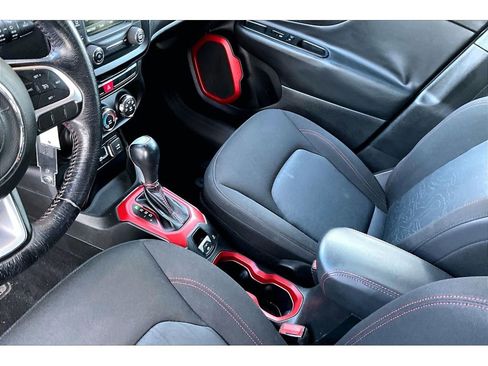 Used 2015 Jeep Renegade Trailhawk image 16