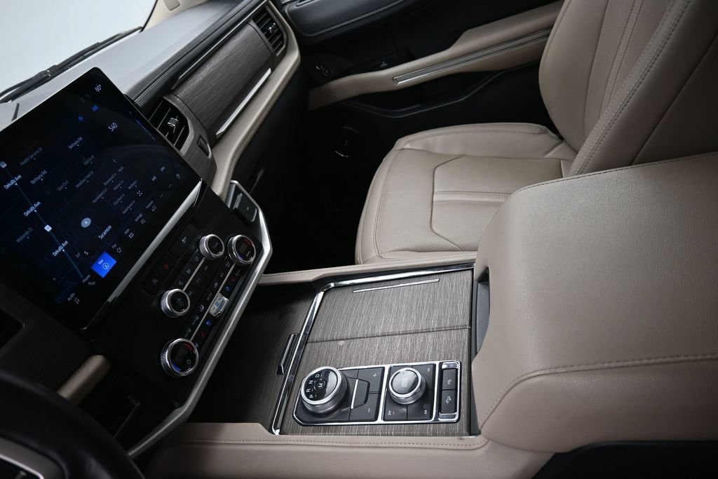 Used 2024 Ford Expedition Limited AWD/4WD image 18