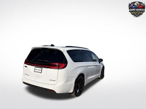 Used 2025 Chrysler Pacifica Limited FWD image 5