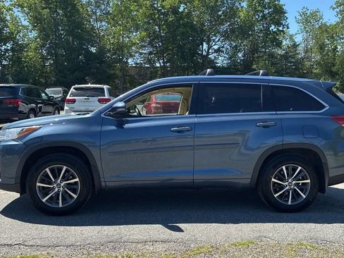 Used 2017 Toyota Highlander XLE AWD/4WD image 3