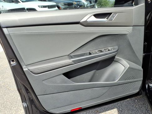 Certified 2025 Volkswagen Taos SE image 18