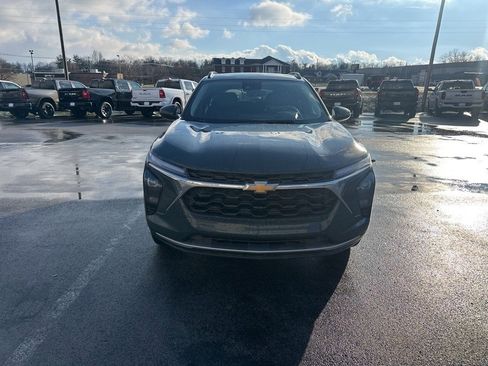 Used 2025 Chevrolet Trax LT w/ LT Convenience Package image 2