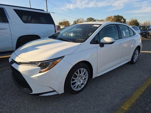 Used 2022 Toyota Corolla LE image 2