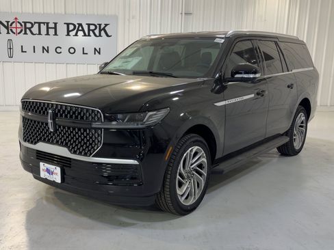 New 2026 Lincoln Navigator L Premier image 5