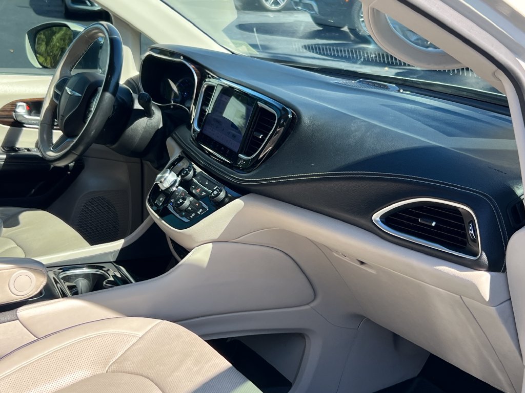 Used 2021 Chrysler Pacifica Limited w/ Uconnect Theater Family Group FWD image 33