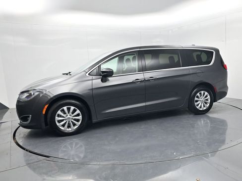 Used 2018 Chrysler Pacifica Touring Plus image 4