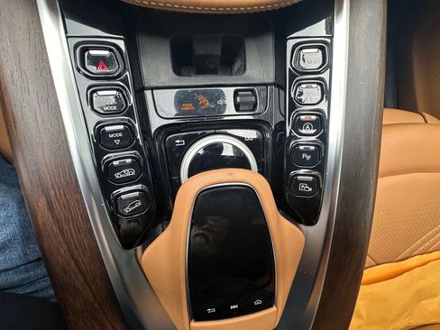 Used 2021 Aston Martin DBX AWD/4WD image 21
