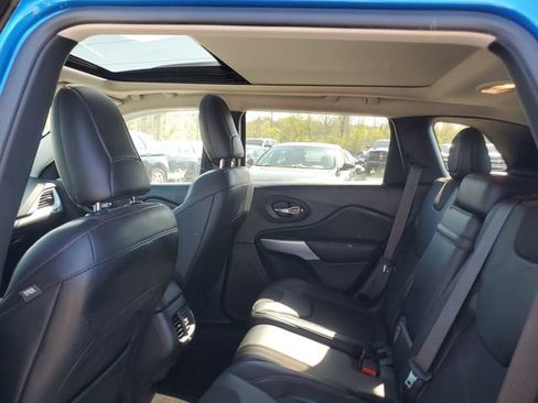 Used 2018 Jeep Cherokee Trailhawk w/ Comfort & Convenience Group AWD/4WD image 8