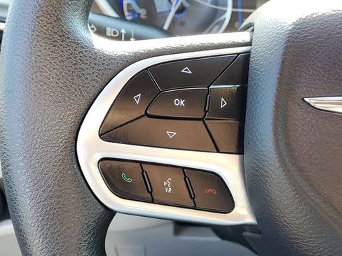 Used 2017 Chrysler Pacifica Touring Plus w/ Tire & Wheel Group FWD image 20