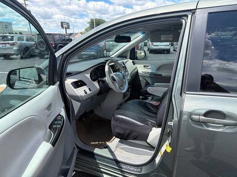 Used 2014 Toyota Sienna LE FWD image 10