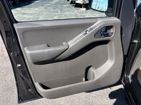 Used 2013 Nissan Frontier SV w/ SV Value Truck Pkg AWD/4WD image 9