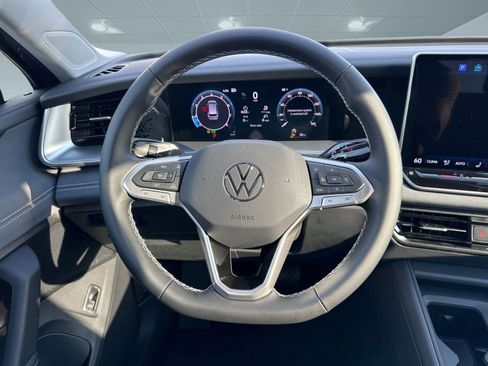 New 2026 Volkswagen Tiguan SE FWD image 15