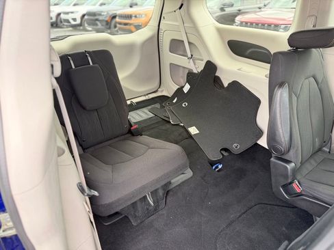 Used 2019 Chrysler Pacifica Touring Plus w/ Advanced Safetytec Group FWD image 31