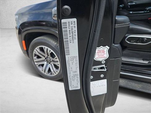Used 2025 Jeep Wagoneer L Series II AWD/4WD image 22