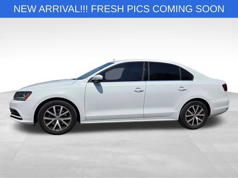 Used 2017 Volkswagen Jetta SE FWD image 3